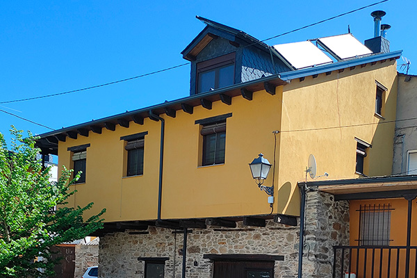 Casa rural El Susurro. Fachada al arroyo. Paneles solares.